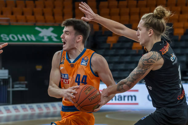 中坚力量的 中坚力量的